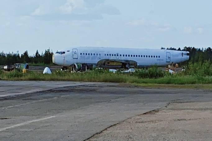 В Усинске начали распиливать севший на брюхо «Боинг»