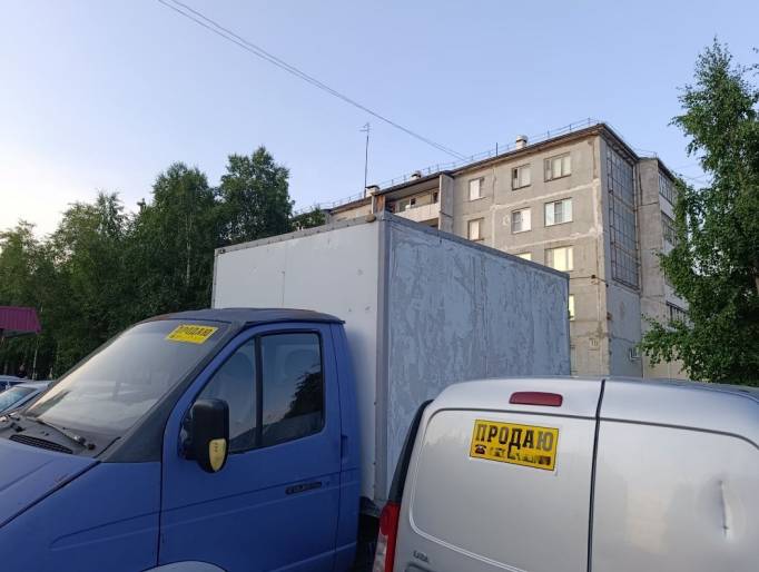 Мэрия Усинска попросила горожан не превращать парковки в «стихийные автосалоны»