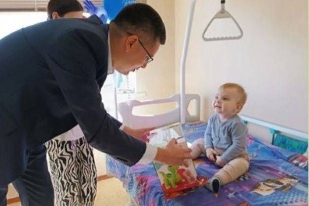 Усинские врачи спасли полуторагодовалого ребенка после падения из окна