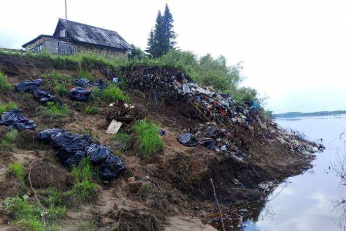 Экоактивист за два дня убрал часть свалки на берегу реки в Сидор-Полое