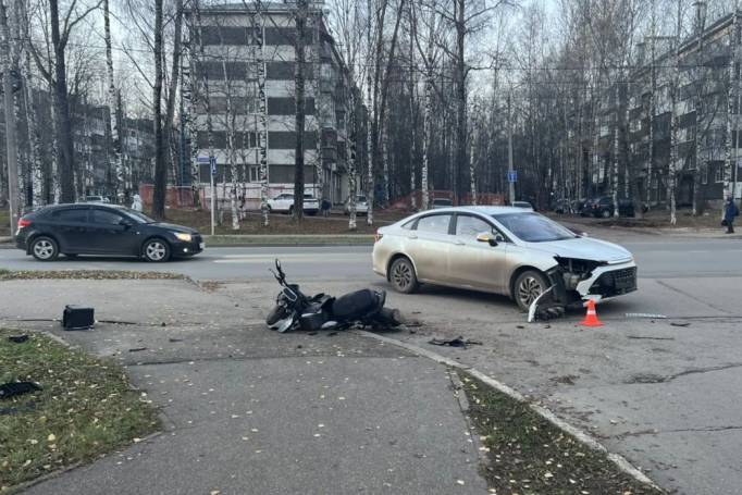 Под колеса иномарки в Сыктывкаре попали два подростка на электровелосипеде