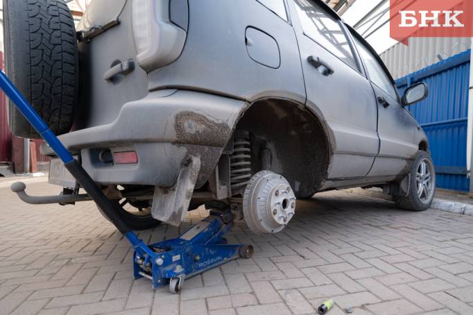 В столице Коми у владельца автобизнеса украли машины и мотоциклы