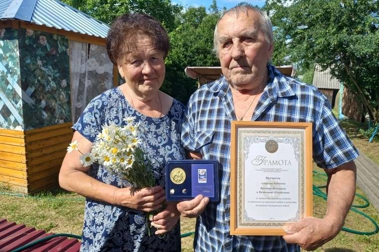 «Изумрудные» юбиляры из Усть‑Куломского района получили медаль «За любовь и верность»