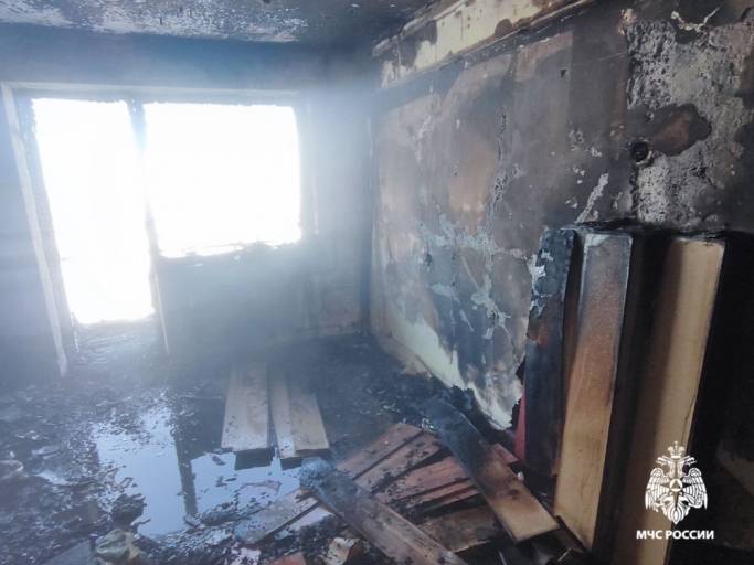 В воркутинском поселке эвакуировали пять человек из-за пожара в комнате