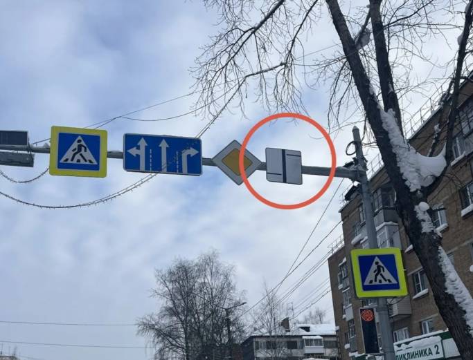 Сыктывкарским водителям оставили дорожные подсказки на смещенном перекрестке у «Пармы»