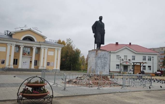 В Печоре ремонт памятника Горькому приостановили из-за скрытых дефектов