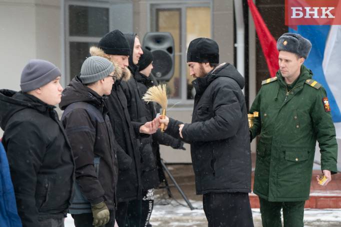 В Сыктывкаре призывников проводили на военную службу