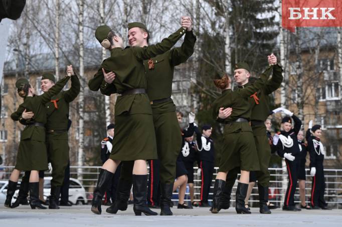 Сыктывкарцы в преддверии Дня Победы станцевали на Театральной площади