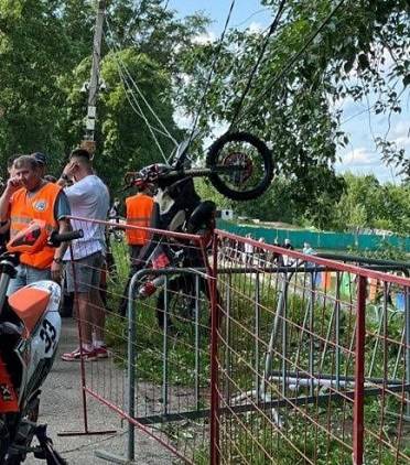 В Сыктывкаре эндурист попал в реанимацию после аварии на фестивале «СтарТуй» 