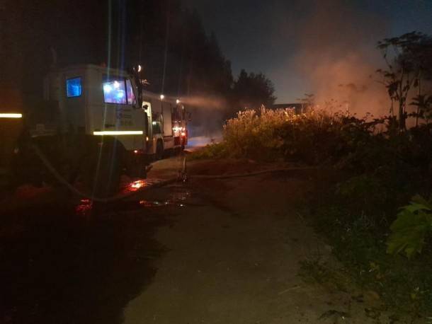 В Сыктывкаре к тушению пожара подключилась поливомоечная машина