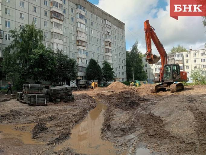 «Такого преобразования за 37 лет не было»: сыктывкарский двор благоустраивают под контролем жильцов и властей