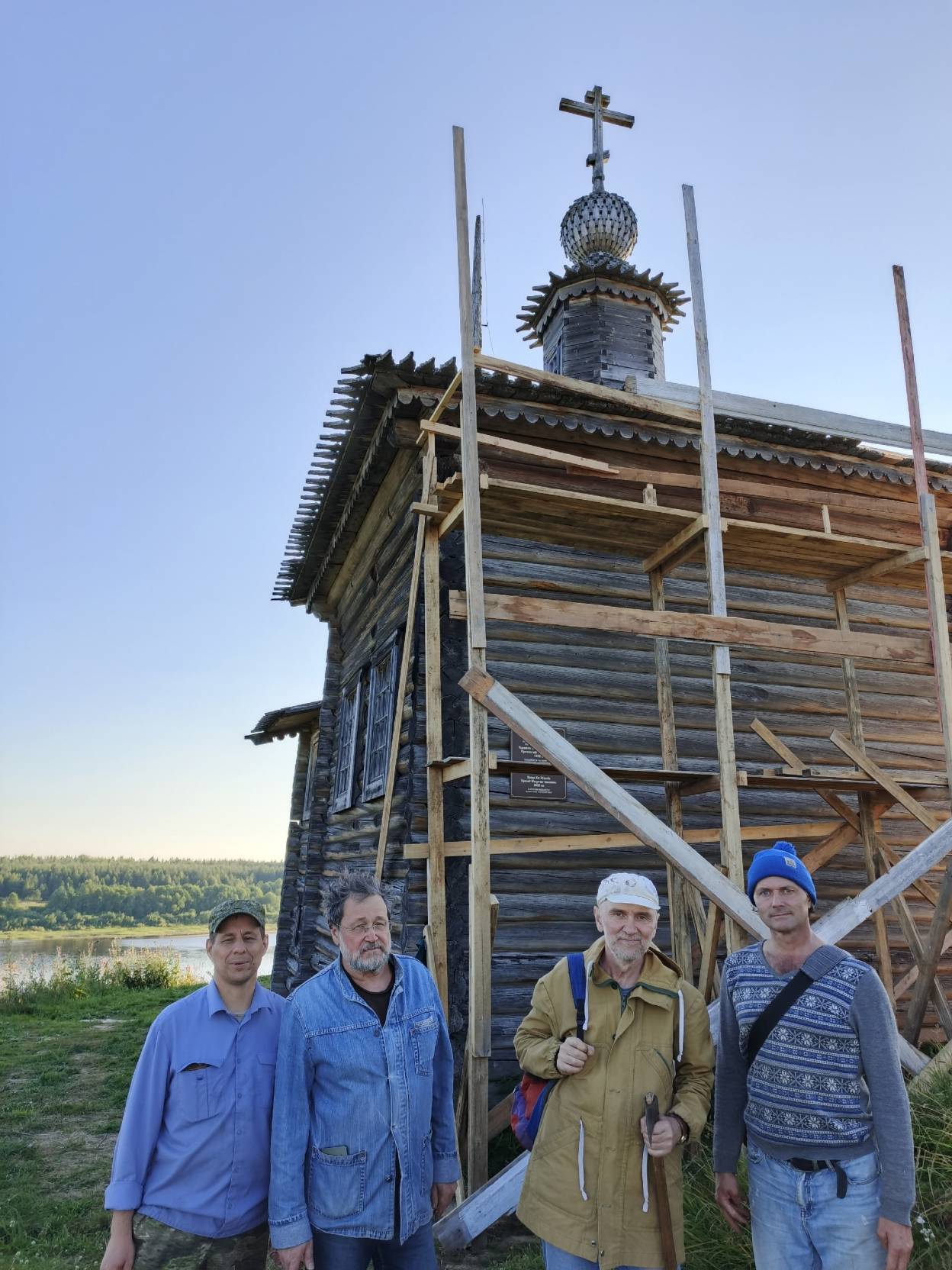 Volontery-u-Vvedenskoi-chasovni-v-Otle.jpg Volontery-u-Vvedenskoi-chasovni-v-Otle.jpg