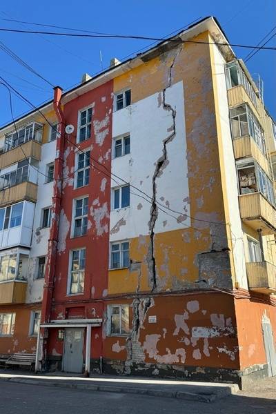 В Воркуте огромную трещину в жилом доме заткнули тряпками