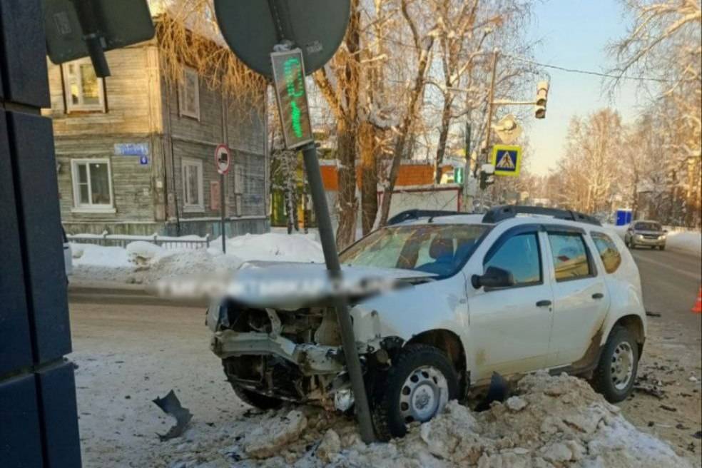 В сыктывкарском Лесозаводе автомобиль разбился о дорожный знак