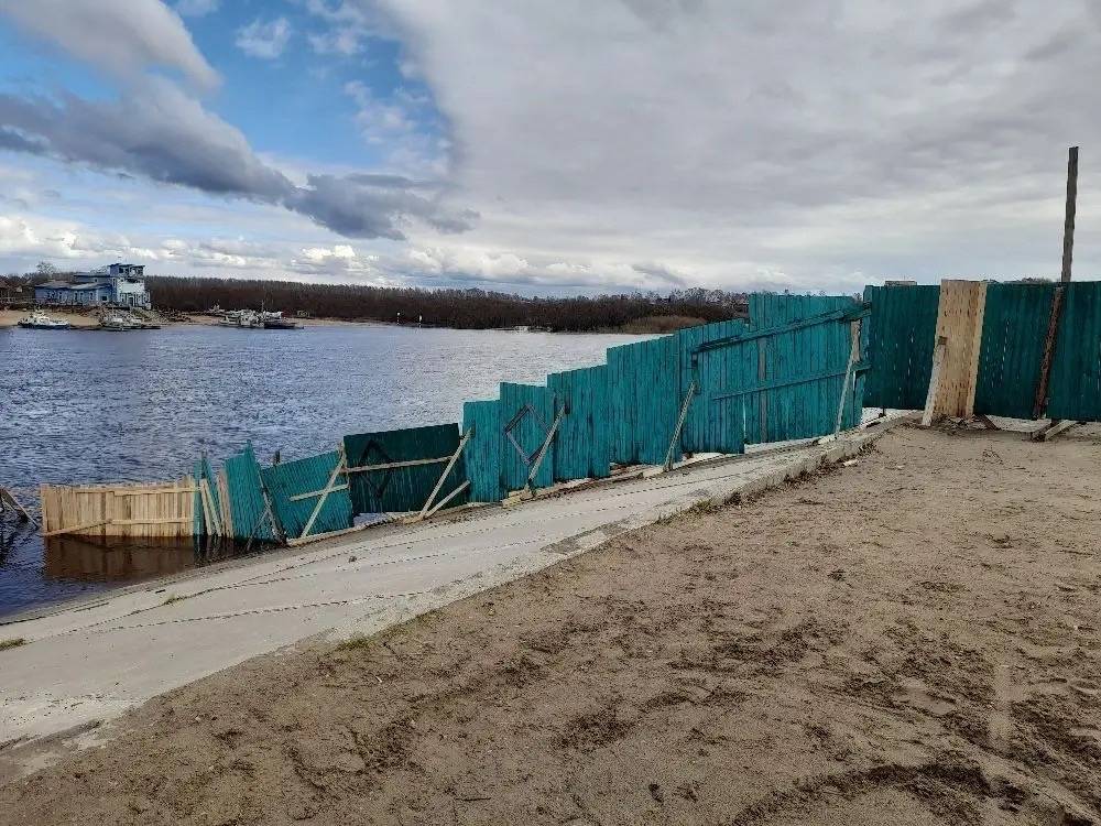 С набережной Сыктывкара смыло забор