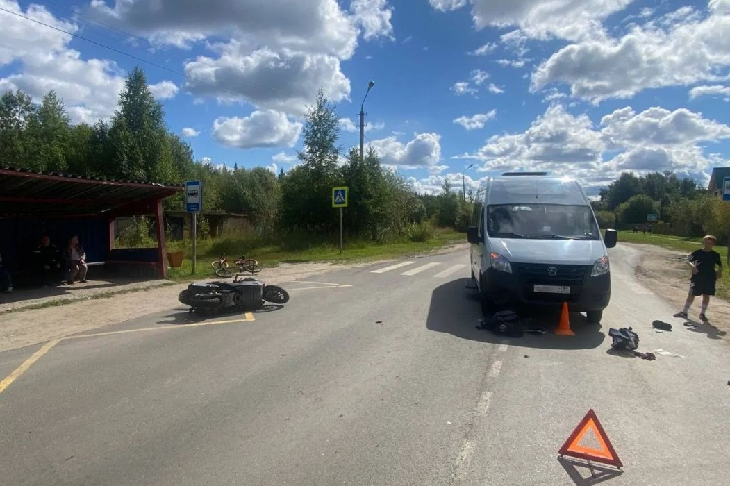 В Эжве скутерист впал в кому после столкновения с автобусом