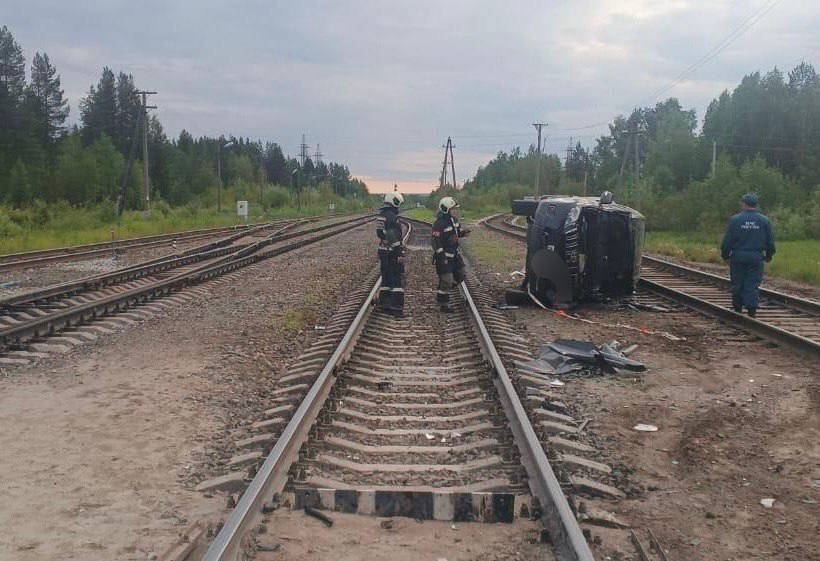 В Коми автомобиль столкнулся с грузовым поездом на станции Кожва