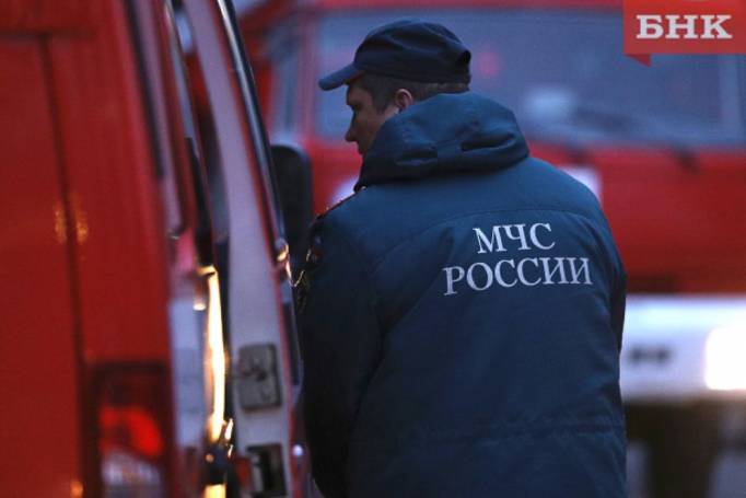 Сотрудники МЧС ликвидируют пожар в Сыктывкаре