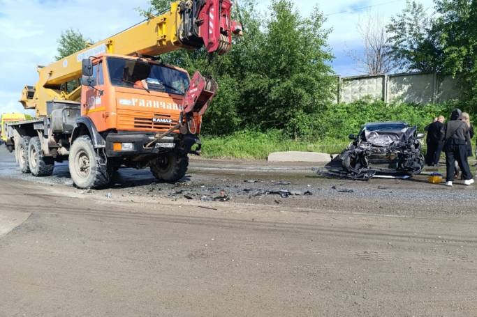В Ухте «свадебная» машина столкнулась с автокраном