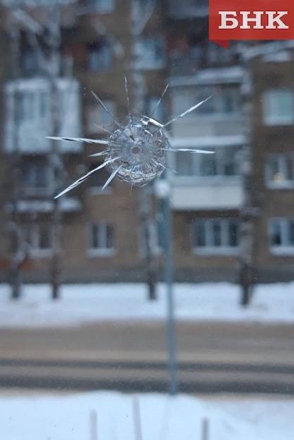 Сыктывкарка обнаружила на окне спальни следы выстрелов